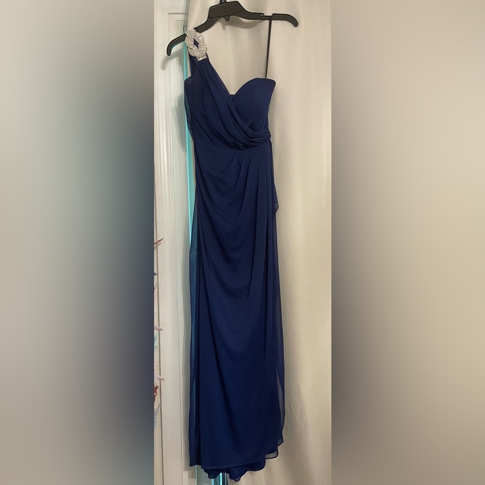 XSCAPE One Shoulder Embellished Draped
Evening Gown Size 6 *Flawed*